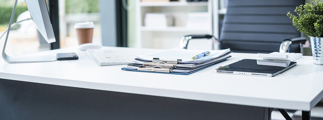 Cómo organizar el escritorio: ejemplo de escritorio ordenado para trabajar mejor, Antes y después: escritorio desordenado vs escritorio ordenado con organización por zonas