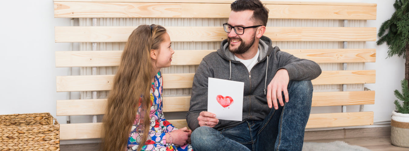 niña descubre qué le puedo regalar a mi papá el Día del Padre