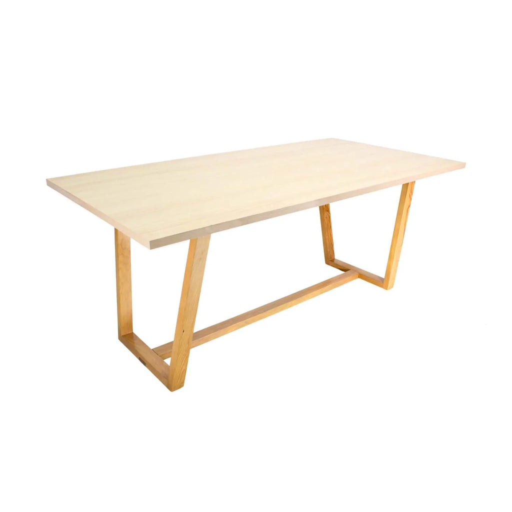 Mesa de comedor rectangular Contempo en acabado madera, diseño moderno con base firme