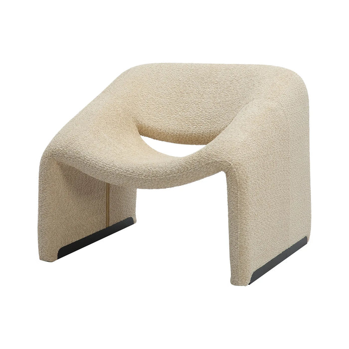 Sillón Bella 365 greige con diseño escultórico, respaldo abierto y base curva