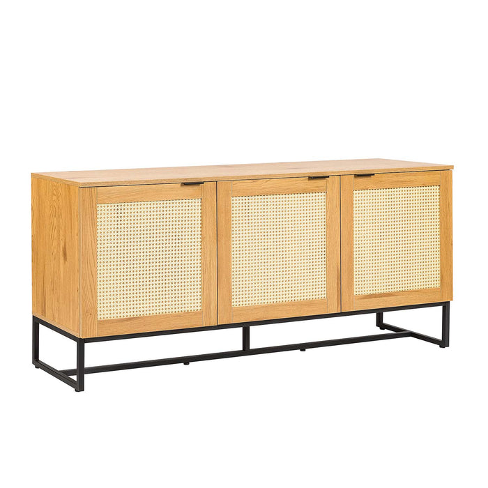 Credenza Xelha de madera clara con puertas tipo rattan y base metálica negra